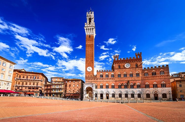 Sur la Piazza del Campo, le Palazzo Pubblico et la Torre del Mangia