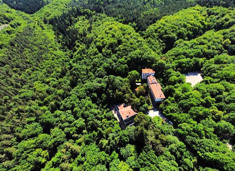Le monastère de Dragalevtsi, perdu dans la forêt de la montagne