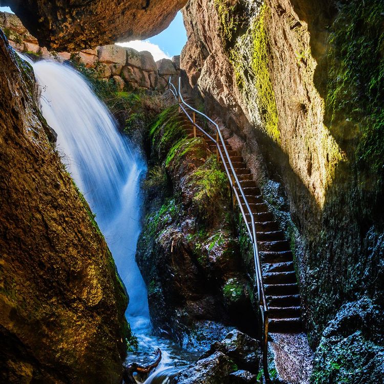 Fameuse cascade dans le Pinnacle Park