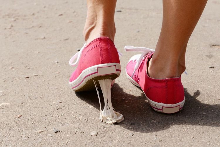 Du chewing-guim collé sur des chaussures.