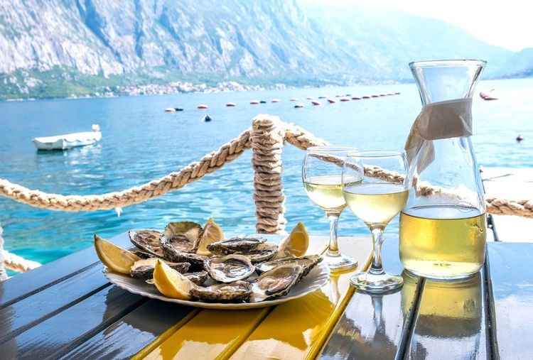 Autour des Bouches de Kotor, des restaurants offrent de manger au bord de l'eau