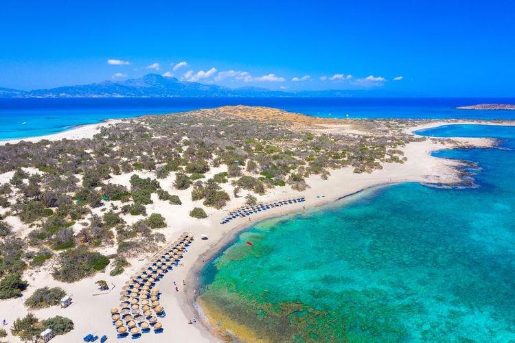 Vue aérienne sur la plage de chrissí aktí (golden beach)