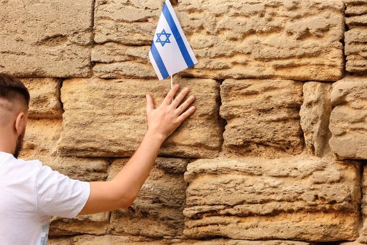 Prière devant le Mur des Lamentations avec le drapeau d'Israël