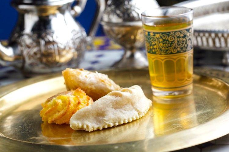 Pâtisseries orientales et thé à la menthe