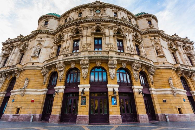 Voyage au cœur de Bilbao : splendide combo du Théâtre Arriaga et de la Cathédrale de Santiago