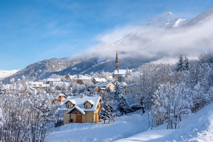 Saint-Léger-les-Mélèzes sous la neige en hiver