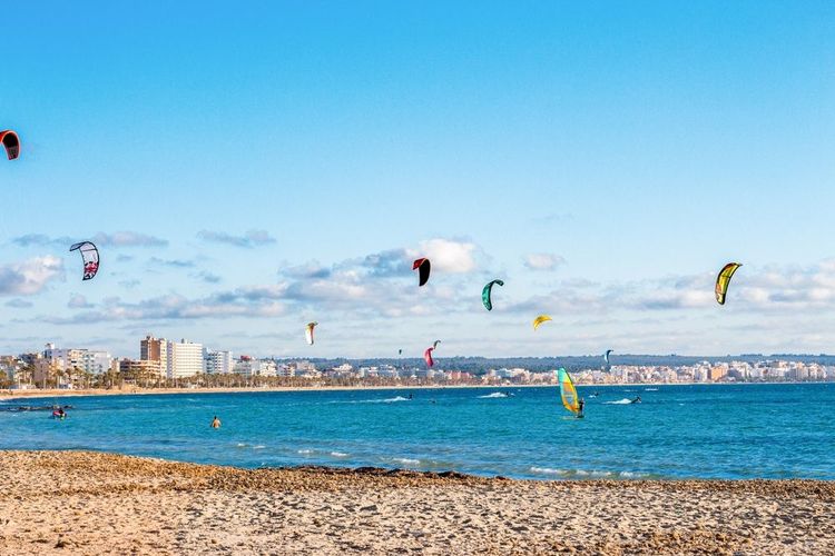 Des kitesurfers sur la plage dans le quartier de Can Pastilla, Majorque