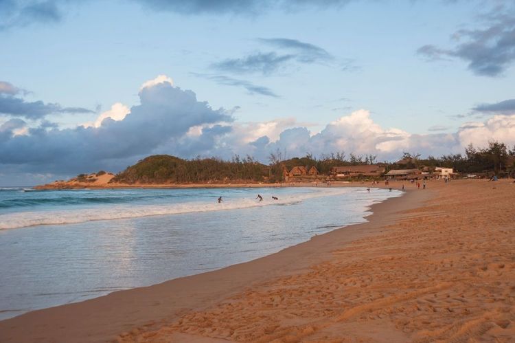 La plage de Tofo, Mozambique