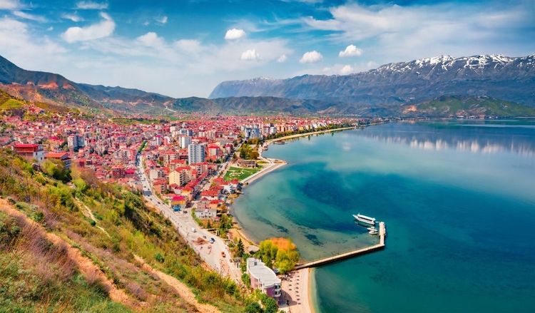 La ville de Pogradec sur le lac d'Ohrid