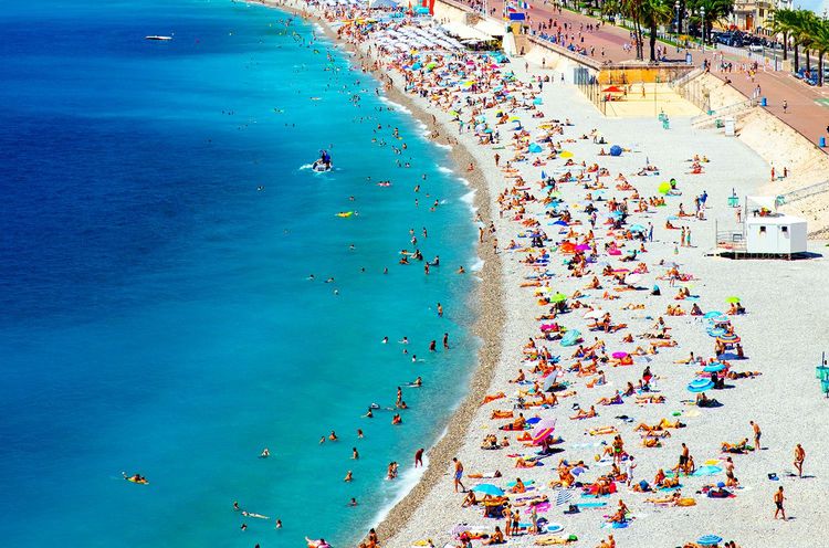 La plage de Nice et la promenade des Anglais