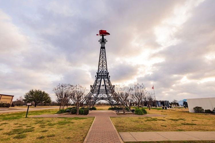 La tour Eiffel de Paris au Texas, avec un chapeau de cowboy au sommet.
