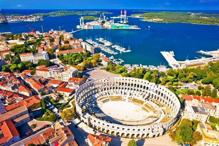 Pula et son port sur l'Adriatique