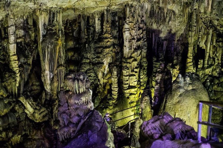 Les stalagtites de la grotte de Dikteon Antron