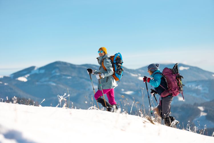 Deux femmes qui font un trek en raquette