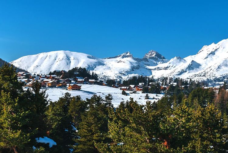 Au loin, le village de La Joue du Loup