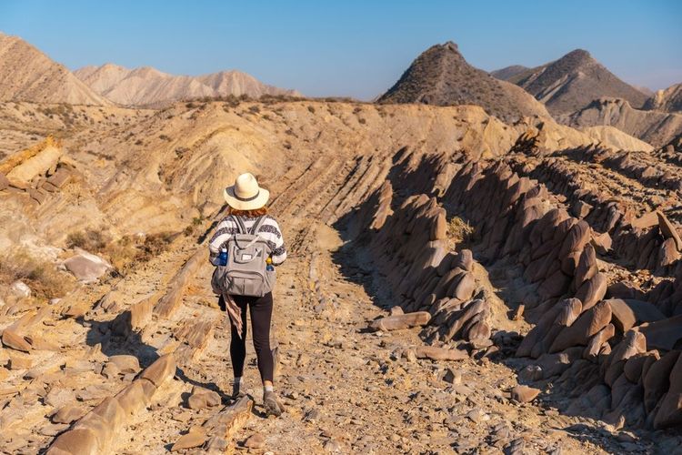 Une randonneuse dans le désert de Tabernas