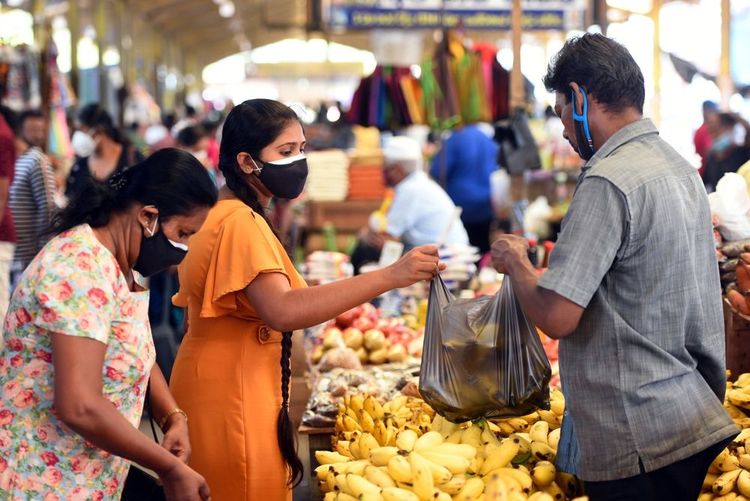 Stroll around the floating market in Pettah