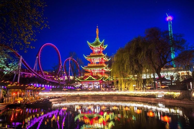 Pagode chinoise et le roller coaster près du plan d'eau