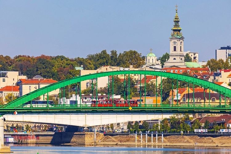 Tramway sur le pont d'Ada enjambant la Save à Belgrade