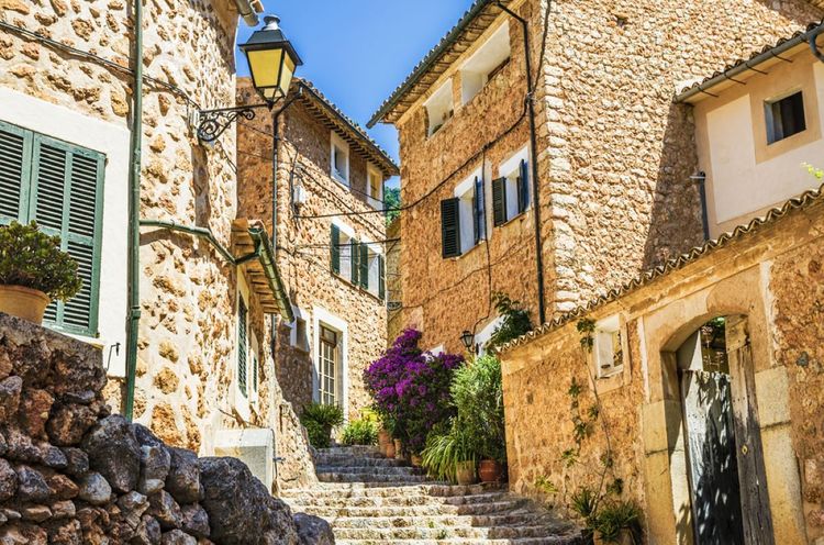 Le village est entièrement construit en vieilles pierres