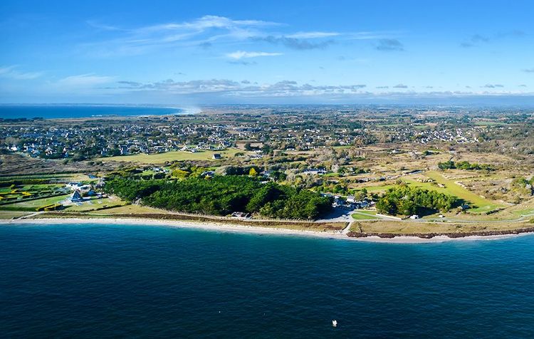 La plage de Penmarc'h et au fond, Saint-Guénolé