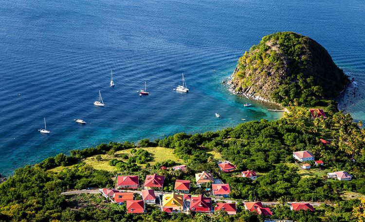 Le pain du Sucre à Terre-Haute, l'île principale des Saintes où se concentrent les clubs de plongée
