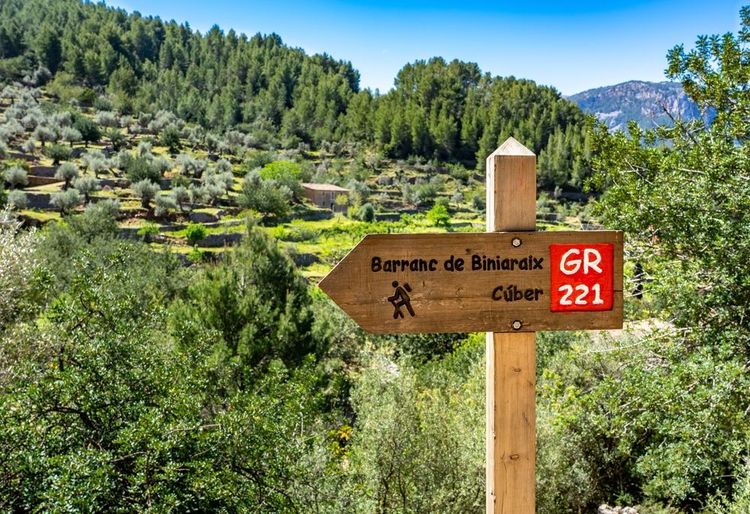 Indication du GR 221 proiche du village