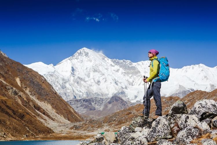 Dans l'Himalaya, le Cho Oyu vu depuis le trek depuis le camp de base vers l'Everets