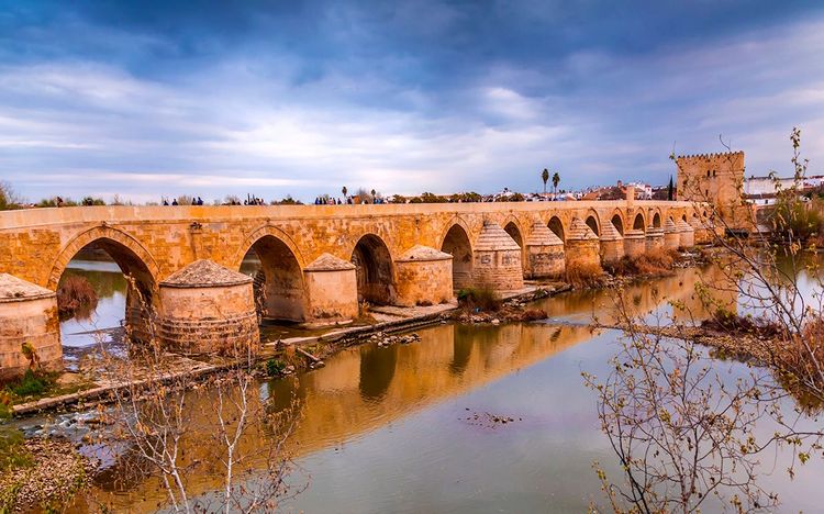 Le pont romain avec, à son extrémité sud, la tour-forteresse