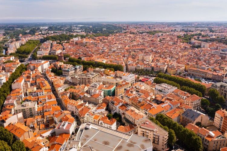 Vue aérienne de Perpignan et de ses environs.