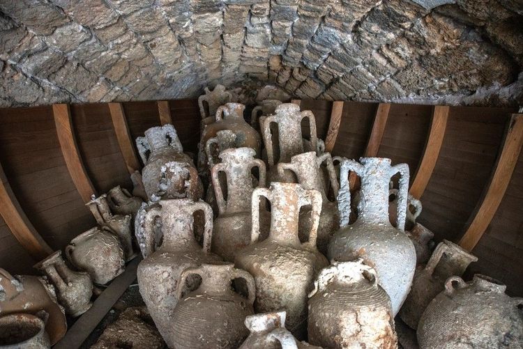 Amphores millénaires dans le musée