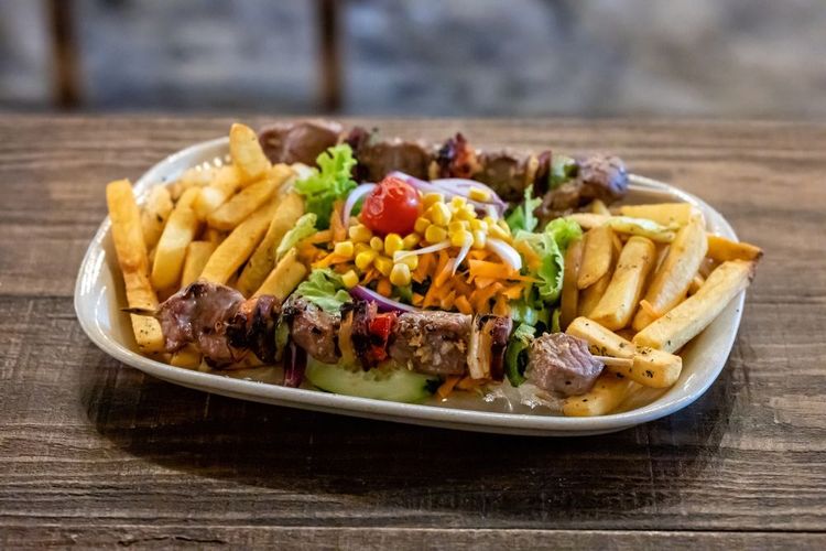 Petites brochettes et crudités