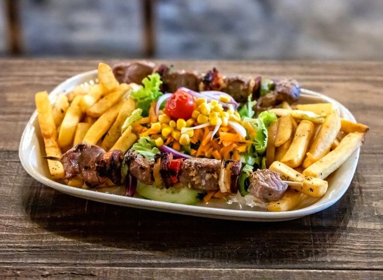 Les espetadas madeirenses, les brochettes de Madère, frites et légumes