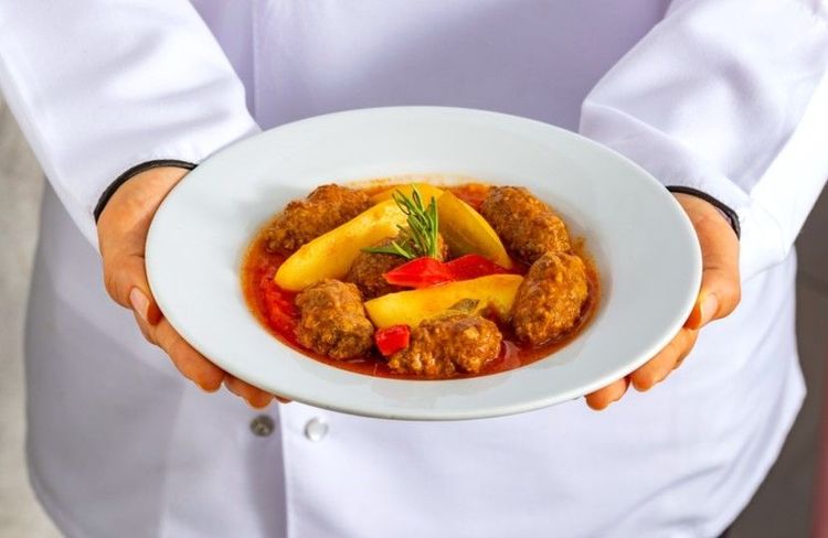 Le İzmir Köfte servi dans un restaurant -