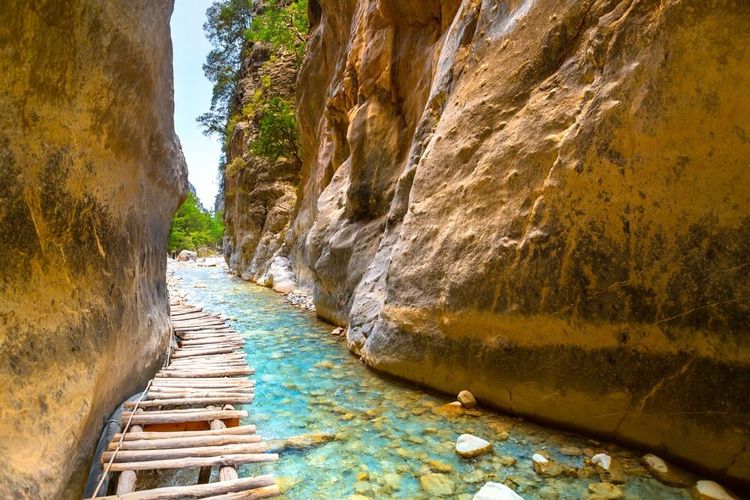 Gorge de Samaria, des passages surélevés permettent de marcher sur l'eau