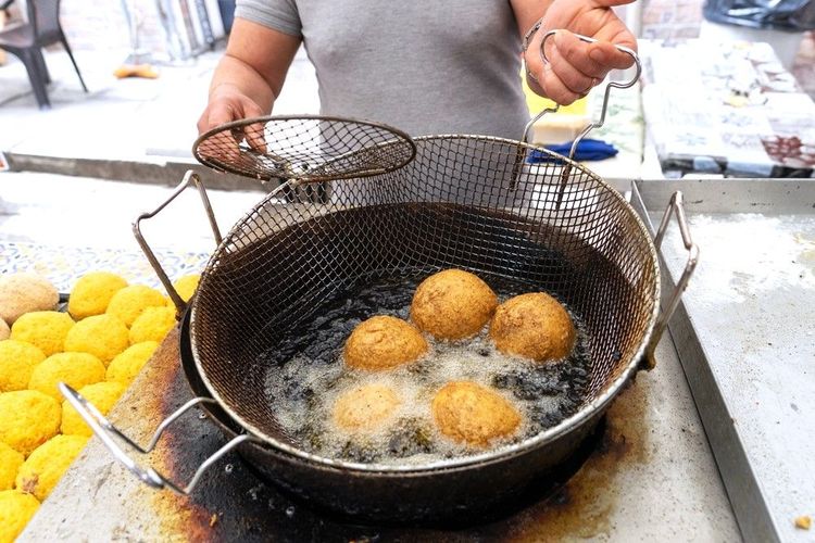 Les arancini, frits dans la rue à Palerme