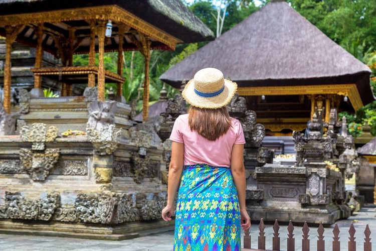 Femme portant un sarong au Pura Tirta Empul Temple à Bali