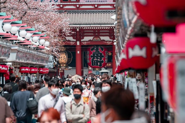 Un rassemblement de touristes au temple Sensoji et dans la rue Nakamise Dori à Asakusa, Tokyo