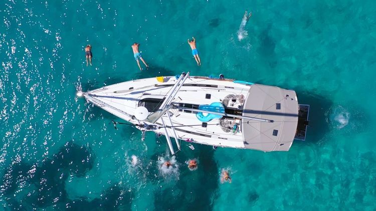 Vue aérienne d'un catamaran en pleine Mer