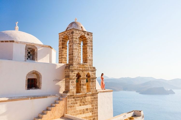 L'église Panagia Thalassitra domine la baie de Plaka