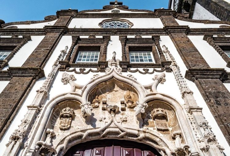 Le fronton de l'église mélant à la fois les styles baroque, gothique et manuelin