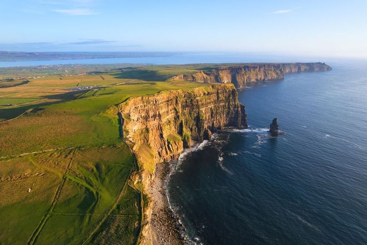 Vue panoramique sur les falaises de Moher.
