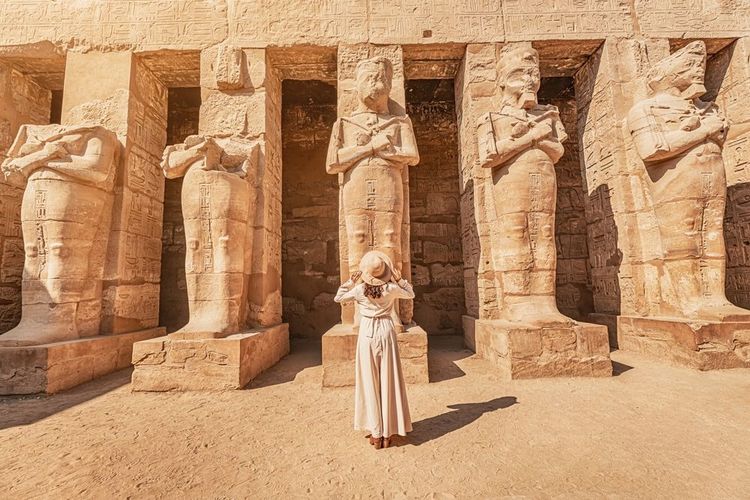 Les statues géantes de Ramsès II dans le temple de Karnak à Louxor.