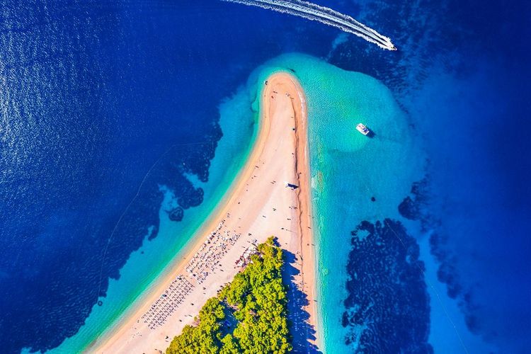 Plage de Zlatni Rat, île de Brac