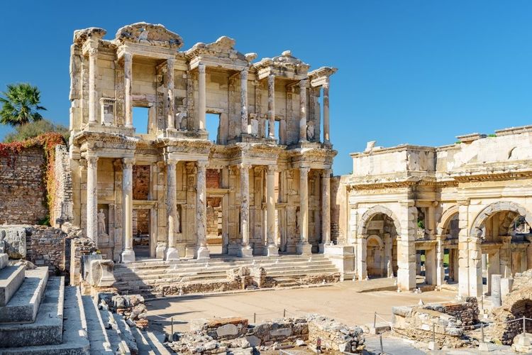 Explorer les vestiges majestueux du site antique d'Éphèse