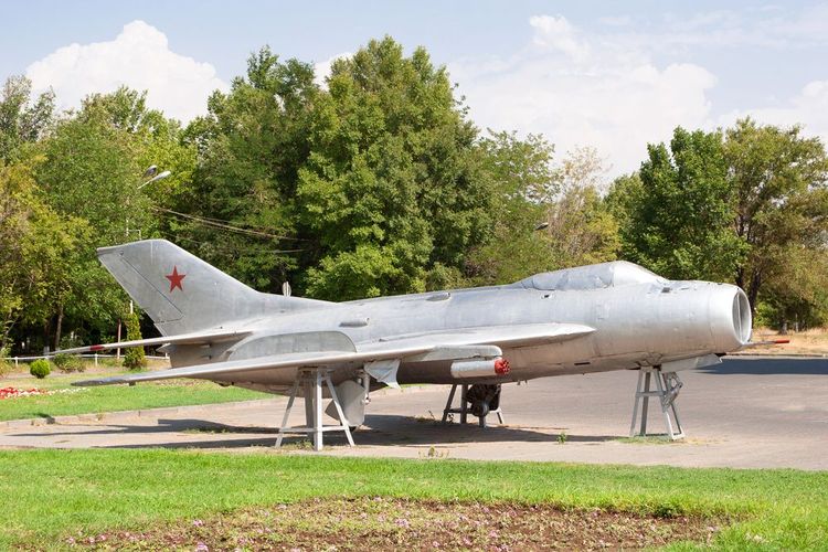 Avion de chasse russe aux portes du musée militaire se trouvant dans le parc