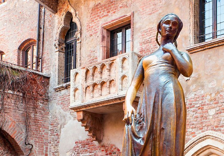 Statue de Juliette, dans la cour au fameux balcon de Vérone