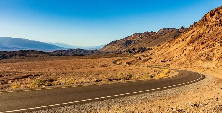Route traversant la vallée de la mort