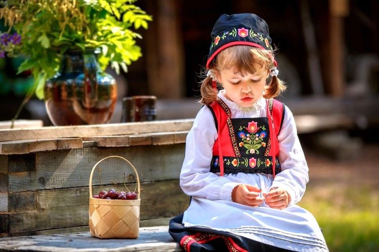 Fillette en habits traditionnels pendant les festivités de Midsommar
