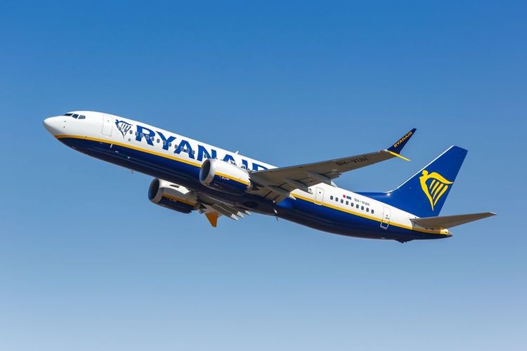 Avion Ryanair dans le ciel